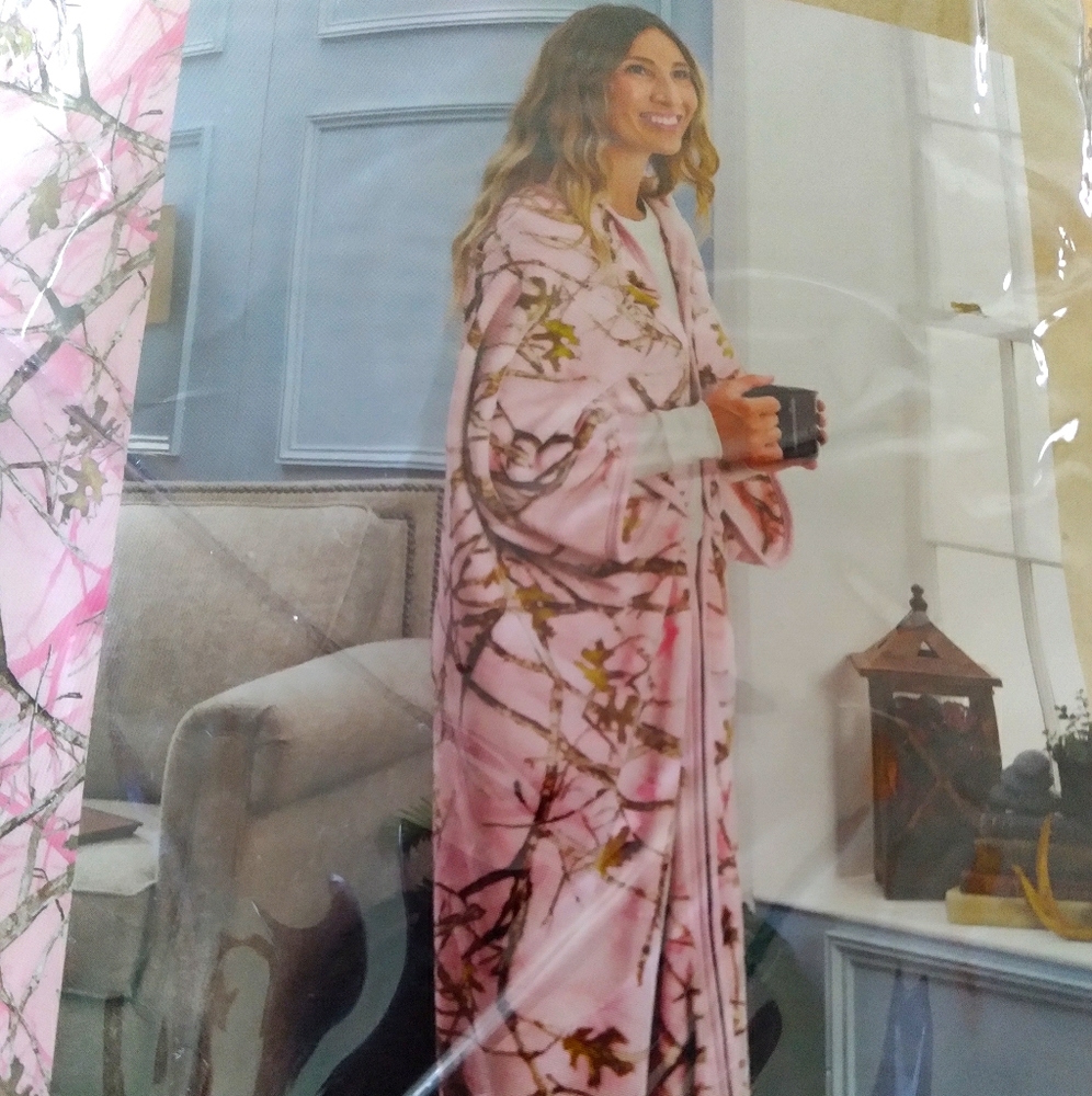 ULTRA PLUSH WOMANS THROW/ROBE